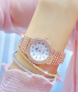 Detalle del reloj de oro rosa BS Bee Sister con esfera y correa llenas de diamantes