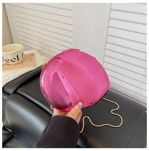 Primo piano della borsa da sera fucsia a specchio con catena dorata a conchiglia