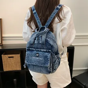 Modischer Damen-Rucksack aus blauem Denim mit Markenlogo in der Rückansicht