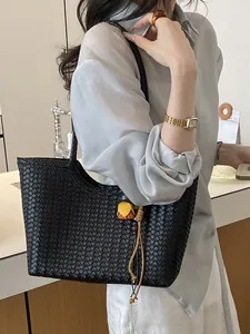 Elegante bolso tote de tejido negro de gran capacidad para looks casuales de verano