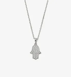 Dettaglio di una collana a mano di Fatima in argento sterling con zirconi cubici