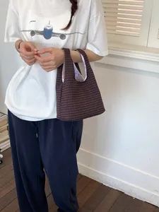 Braune karierte Bucket-Handtasche für Damen, lässiges und stilvolles Sommer-Accessoire.