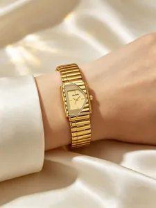 Elegante reloj vintage dorado para mujer en la muñeca con detalle de esfera rectangular