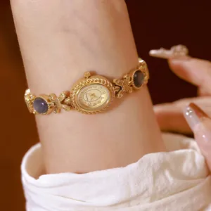 Vista detallada del elegante reloj Bee Sister dorado con piedras azules decorativas