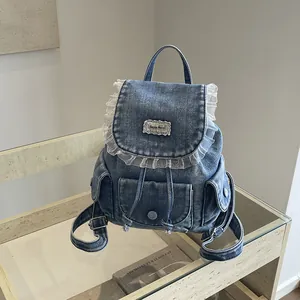 Vista dettagliata di uno zaino in denim vintage con elegante bordo in pizzo bianco