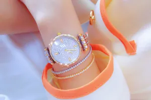Primer plano de reloj de mujer BS Bee Sister con esfera de pedrería y correa bicolor