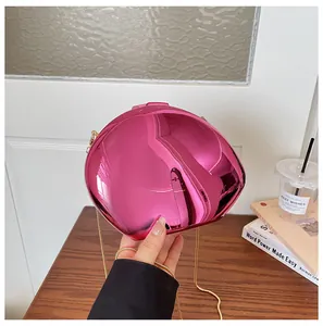 Vista dettagliata della borsa da sera a forma di conchiglia rosa metallizzata con catena