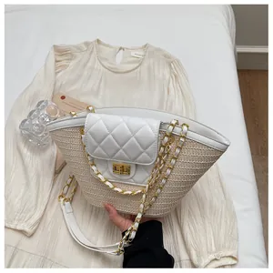 Vue détaillée du sac cabas en paille avec rabat en cuir matelassé blanc et chaîne dorée