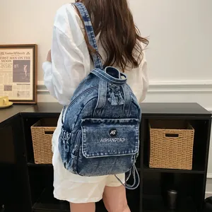 Detailansicht eines modischen Damenrucksacks aus gewaschenem Denim mit Reißverschluss.