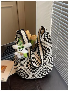 Vista dettagliata di una grande borsa tote all'uncinetto in bianco e nero con coniglio
