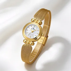 Primer plano del reloj dorado BS Bee Sister con correa de malla de espiga de trigo y esfera de nácar.