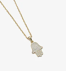 Dettaglio della collana mano di Hamsa in argento S925 dorato con micro-pave di zirconi