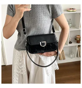 Schicke schwarze minimalistische quadratische Umhängetasche für Damen-Modependler