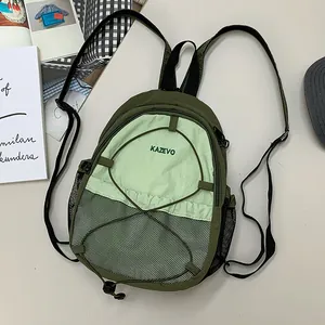 Detalle de la mochila KAZEVO verde oliva con bolsillos de malla y cordón elástico.