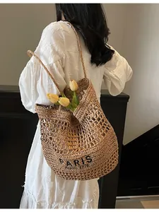 Bolso tote de paja con bordado PARIS para la playa y salidas casuales de verano.
