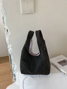 Modische schwarze Gitter-Eimertasche mit großem Fassungsvermögen für Damen.