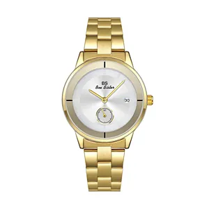 Detail einer minimalistischen Damenarmbanduhr aus goldenem Edelstahl mit kleiner Sekunde.