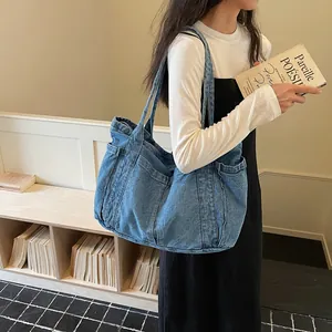 Mannequin portant un grand sac cabas en denim bleu dans un cadre de vie décontracté