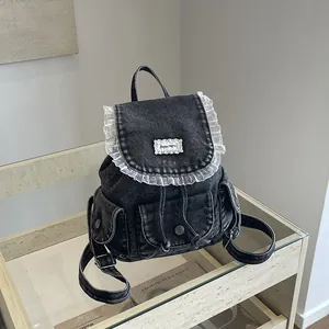 Dettaglio dello zaino vintage in denim con volant in pizzo bianco e tasche multiple