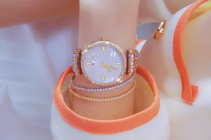 Primer plano de un elegante reloj de mujer con esfera de cristal y brazaletes a juego