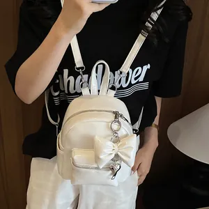 Detailansicht eines weißen Mini-Mode-Rucksacks mit einem dekorativen Schleifen