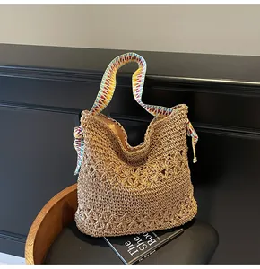 Vue détaillée du tissage floral et de la sangle colorée de ce grand sac cabas en paille