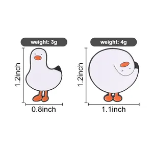 Afmetingen en gewicht voor twee schattige witte gans emaille pins in verschillende poses.