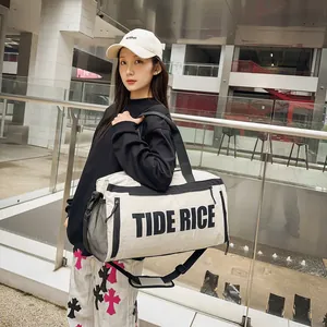 Gedetailleerd overzicht van de gebroken witte canvas sporttas met grote zwarte TIDE RICE-print