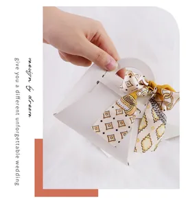 Élégant sac à bonbons de mariage en cuir blanc avec un détail de ruban en soie