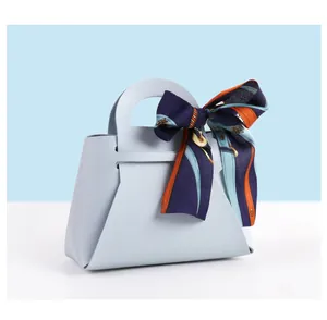 Élégante pochette de mariage en cuir bleu clair avec un nœud en soie à motifs colorés