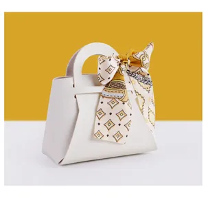Vue détaillée d'un mini sac de mariage en cuir blanc avec un foulard en soie décoratif