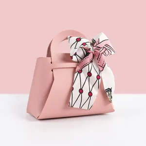 Gros plan détaillé du sac de mariage en cuir rose avec nœud élégant à motifs
