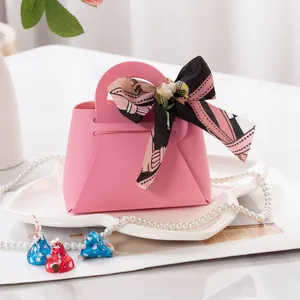 Boîte à bonbons de mariage élégante en cuir rose décorée d'un nœud en ruban floral élégant