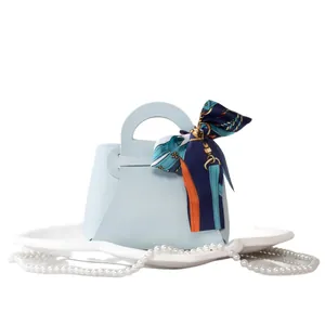 Élégant sac cadeau de mariage en cuir bleu clair avec foulard en soie et perles