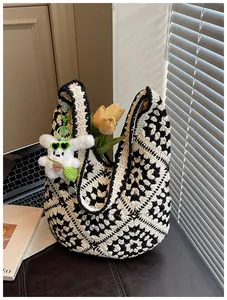 Borsa tote in crochet a scacchi capiente con un simpatico portachiavi a forma di coniglio