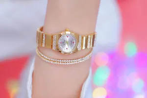 Detailopname van een verguld dameshorloge met een luxe sprankelende strass-bezel