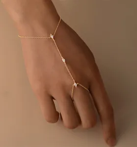 Gros plan de la chaîne de main en argent S925 doré sertie de zircons taille marquise