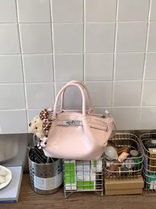 Borsa a mano a secchiello rosa minimalista stile cesto con grazioso ciondolo a orsetto