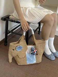 Sac fourre-tout en paille fait main en forme d'éléphant pour plage et style été.