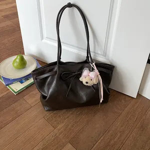 Donkerbruine tote bag van kunstleer met elegant strikdetail en schattige teddybeer hanger