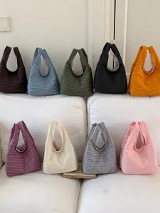Set aus farbenfrohen Stoff-Eimertaschen für den täglichen Freizeitweg von Damen.