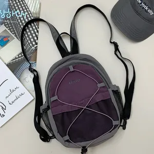 Detalle de mini mochila retro deportiva en morado y gris con diseño de cordón