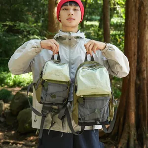 Leichte Wanderrucksäcke in zwei Größen, präsentiert von einem Model im Wald.