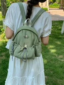 Mochila mini verde de moda con diseño minimalista para el estilo veraniego de mujer