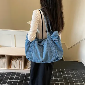 Détail d'un grand sac cabas en jean bleu dans un décor de style de vie en intérieur
