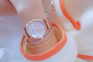Primer plano del lujoso reloj BS para mujer con esfera con incrustaciones de strass