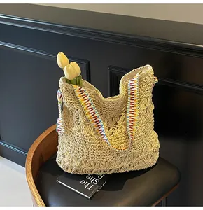 Sac cabas en paille tissée bohème avec bandoulière colorée et décorations de tulipes