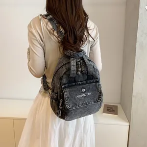 Modischer grauer Mini-Rucksack aus gewaschenem Denim für Damen in einer stilvollen Rückansicht