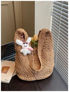 Grande borsa tote in paglia intrecciata con portachiavi a coniglietto per la spiaggia
