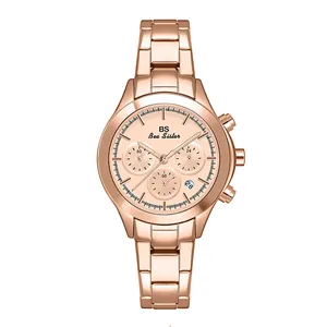 Detalle de primer plano de la correa de acero oro rosa y esfera del reloj BS de mujer